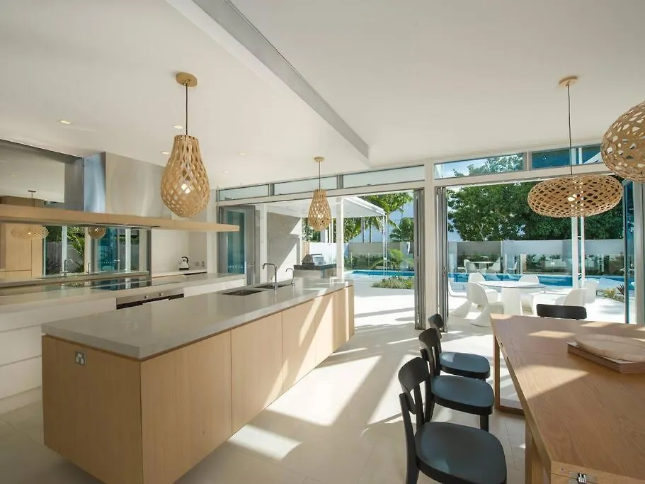 The White Oasis - 5 Bedroom Luxury Home In Town Port Douglas Nyaraló